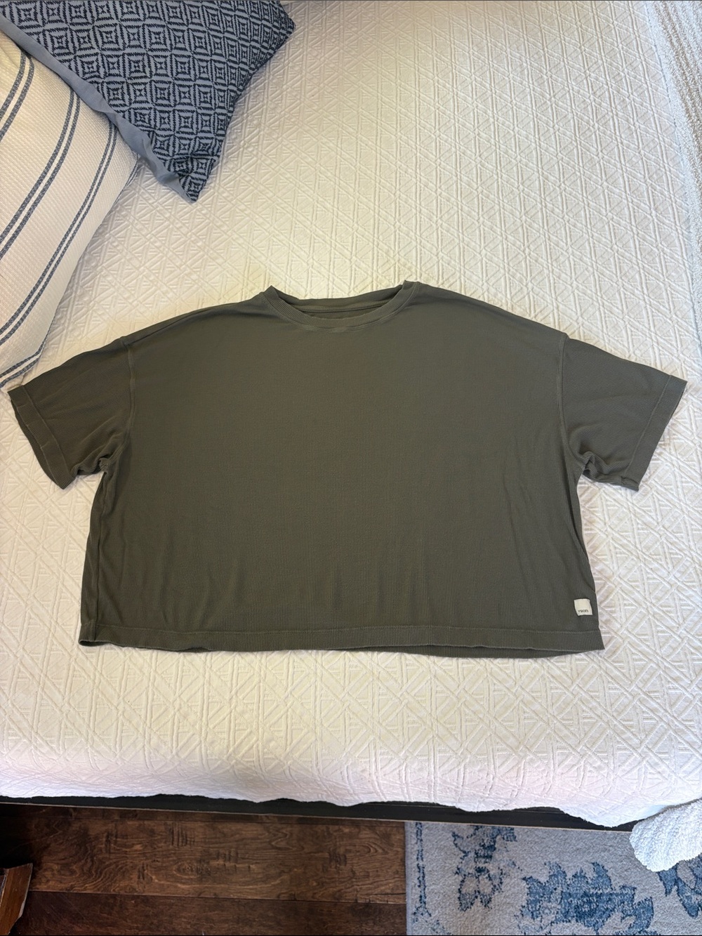 Vuori Energy Tee in Olive Green -Boxy Crop Tee